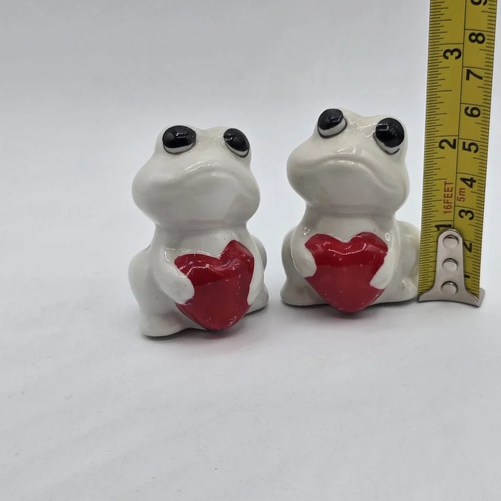 Frog with hearts salt and pepper shakers Vtg Valentines